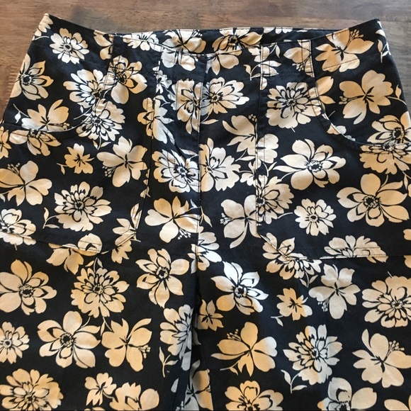 Casual Corner Black and Tan floral capris; Sz 2P - Picture 2 of 9
